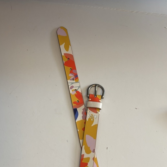 FOSSIL…Colorful Floral Belt with Silver Buckle
Size Medium…NWTS…41” in length - Picture 6 of 7